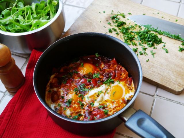 Huevos al plato con pimientos: la auténtica huevada