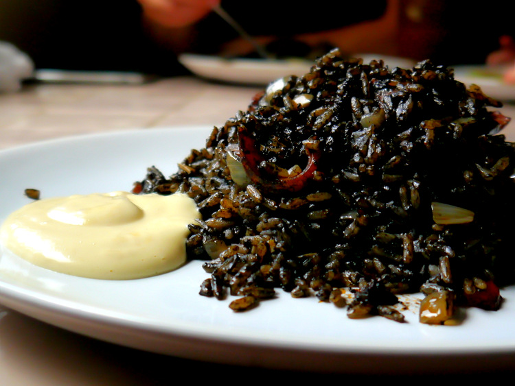 Receta de arroz negro con all i oli - Paulina Cocina
