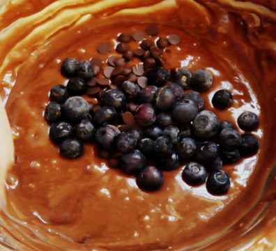 torta de chocolate y arándanos