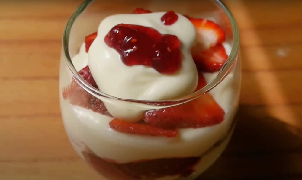 postre en copas para navidad con frutos rojos