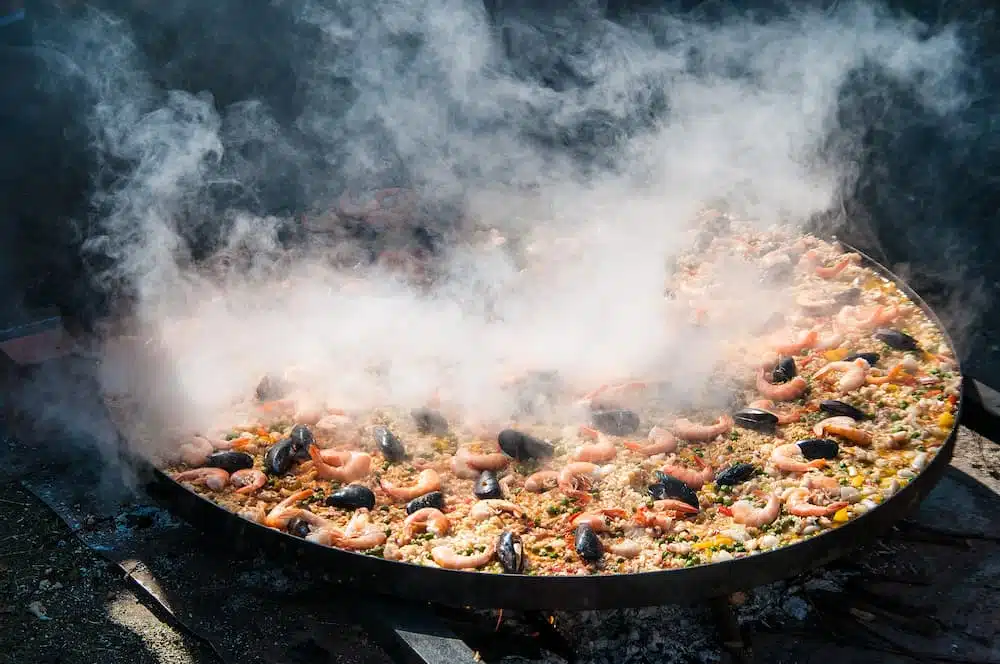 que lleva una paella de mariscos