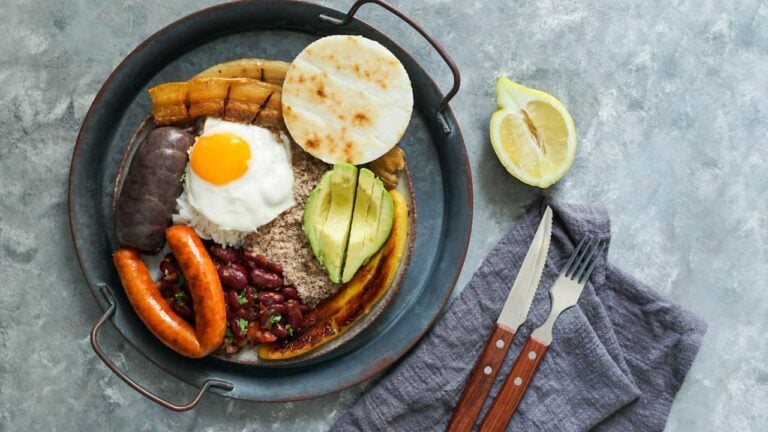 Bandeja Paisa Colombiana: Receta En 7 Pasos - Paulina Cocina