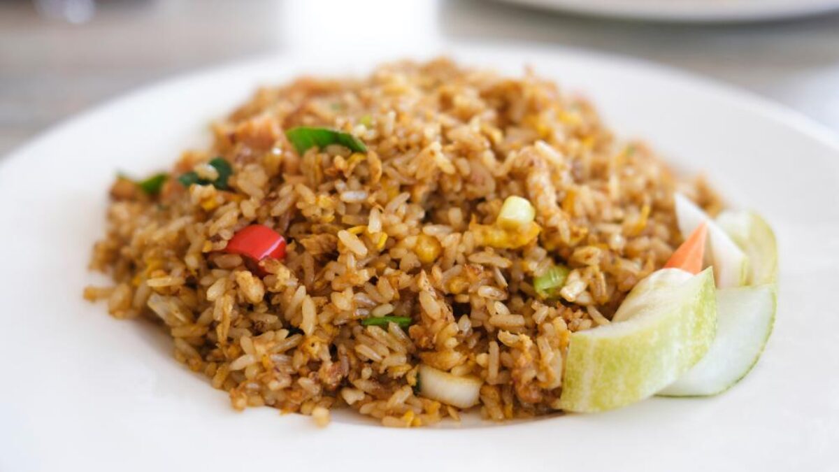 Cómo se hace el auténtico arroz frito tres delicias. Vídeo
